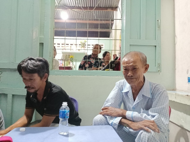 Phút giây đoàn tụ gia đình của các lao động trên tàu cá bị nạn ở Bình Thuận - Ảnh 4.