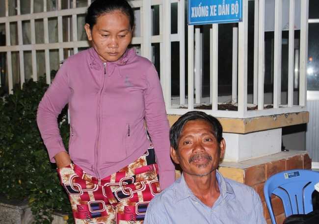 Phút giây đoàn tụ gia đình của các lao động trên tàu cá bị nạn ở Bình Thuận - Ảnh 5.