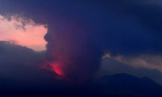 Nhật Bản: Núi lửa Sakurajima phun trào ngày thứ 2 liên tiếp - Ảnh 1.