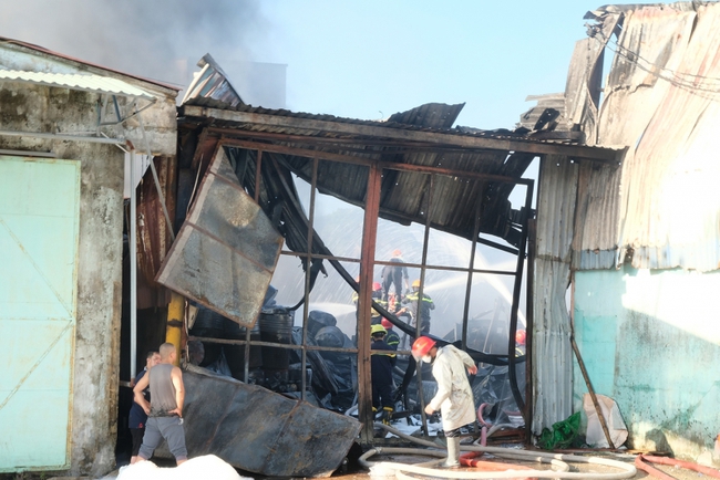 Đà Nẵng: Cháy lớn tại một kho hàng trên đường Hoàng Văn Thái - Ảnh 11.