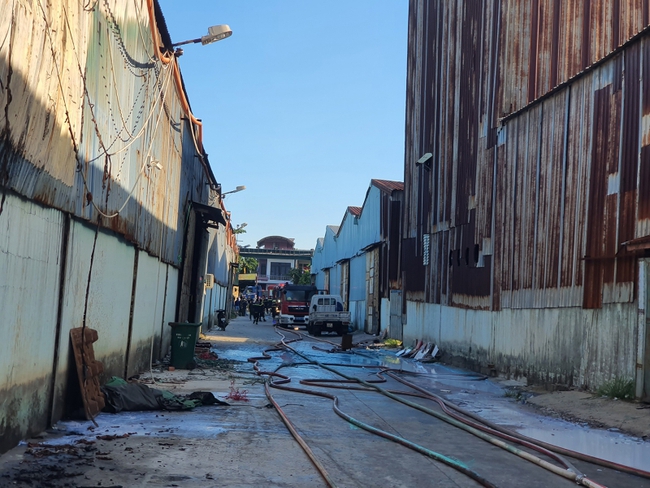Đà Nẵng: Cháy lớn tại một kho hàng trên đường Hoàng Văn Thái - Ảnh 6.