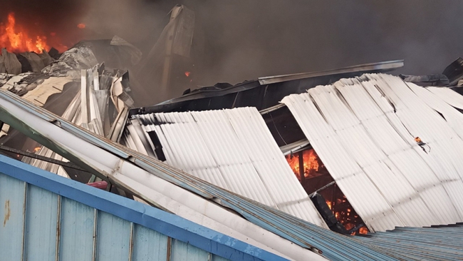 Cháy tại công ty ở Bình Dương, cột khói cao hàng chục mét - Ảnh 2.