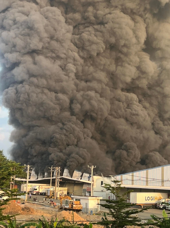 Cháy tại công ty ở Bình Dương, cột khói cao hàng chục mét - Ảnh 1.