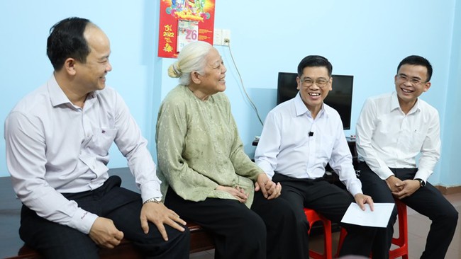 Phó Chủ tịch HĐND TPHCM Nguyễn Văn Dũng thăm các gia đình chính sách tiêu biểu tại Quận 1 - Ảnh 1.