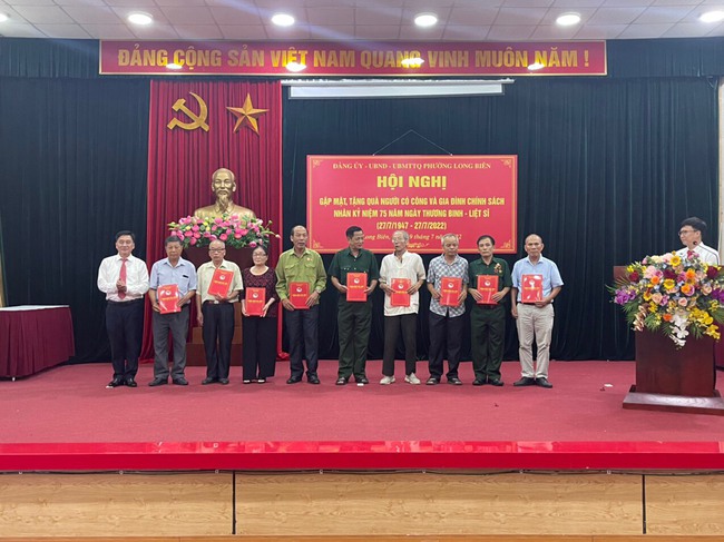 Đồng chí Nguyễn Văn Tuấn - QUV - Bí Thư Đảng Ủy phường Long Biên tặng quà các cấp cho người có công và thân nhân