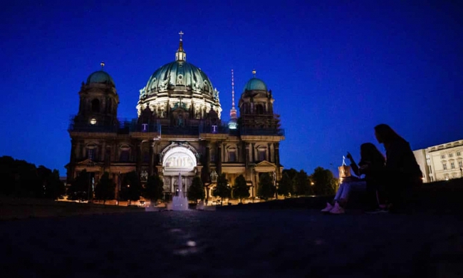 Các thành phố Đức bắt đầu tắt đèn chiếu sáng, cắt nước nóng để đối phó khủng hoảng năng lượng - Ảnh 1.