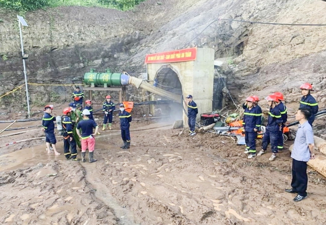 Nỗ lực giải cứu công nhân bị lũ cuốn trôi vào hầm thủy điện ở Điện Biên - Ảnh 1.