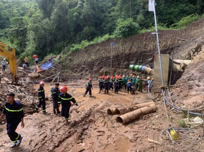 Nỗ lực giải cứu công nhân bị lũ cuốn trôi vào hầm thủy điện ở Điện Biên - Ảnh 3.