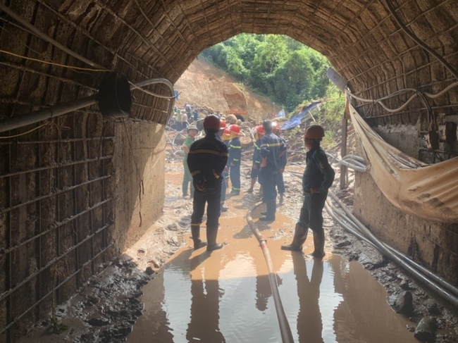 Nỗ lực giải cứu công nhân bị lũ cuốn trôi vào hầm thủy điện ở Điện Biên - Ảnh 4.