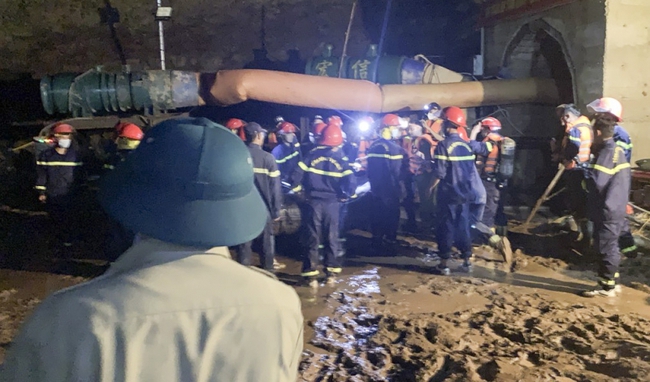 Nỗ lực giải cứu công nhân bị lũ cuốn trôi vào hầm thủy điện ở Điện Biên - Ảnh 5.
