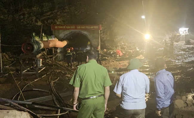 Nỗ lực giải cứu công nhân bị lũ cuốn trôi vào hầm thủy điện ở Điện Biên - Ảnh 7.