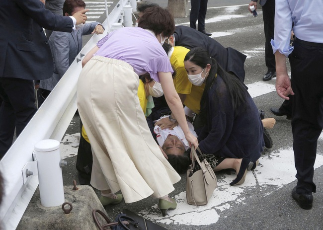 Cựu Thủ tướng Abe bị bắn, Nhật Bản lệnh ngừng vận động bầu cử, lập tức về Tokyo - Ảnh 2.