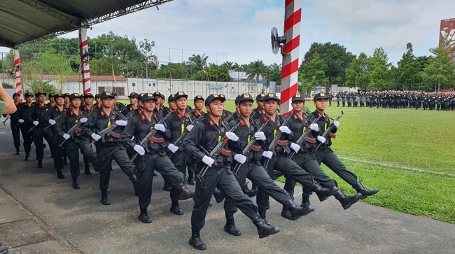 Ra mắt Trung đoàn Cảnh sát cơ động dự bị chiến đấu trực thuộc Công an TP.HCM - Ảnh 1.