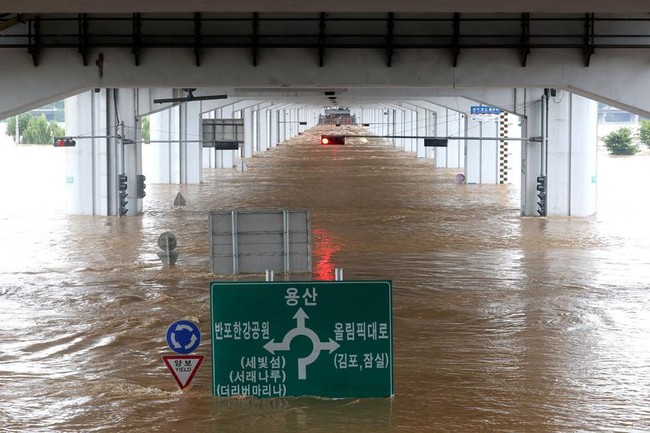 Tổng thống Hàn Quốc xin lỗi vì để xảy ra tình trạng ngập lụt ở thủ đô Seoul - Ảnh 1.