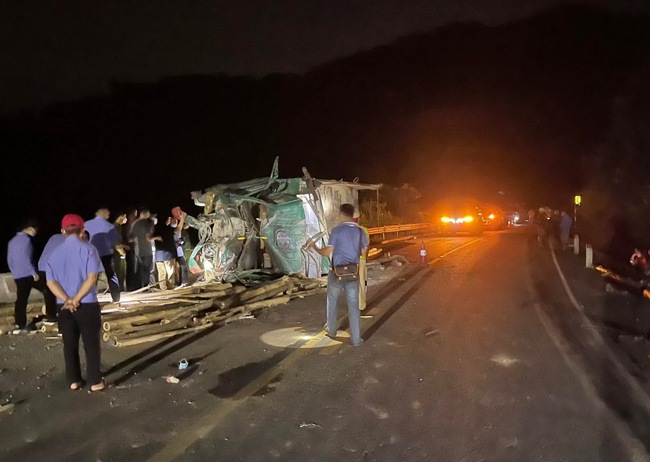 Thừa Thiên Huế: Tai nạn giao thông nghiêm trọng, 4 người chết, 2 người bị thương - Ảnh 1.