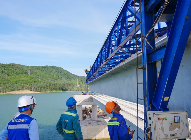 Vinaconex tăng tốc thi công cầu vượt hồ Yên Mỹ trên tuyến cao tốc Bắc - Nam - Ảnh 1.