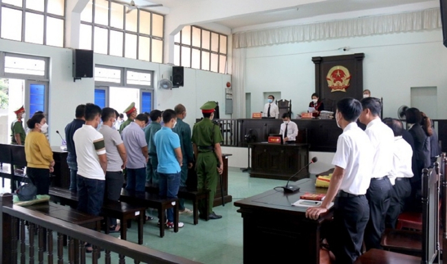 Bình Thuận xét xử vụ buôn lậu xăng dầu thu lợi hơn 2.000 tỷ đồng - Ảnh 2.