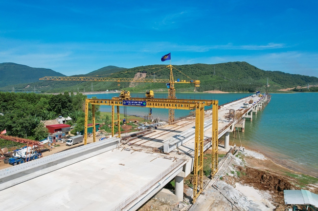 Vinaconex tăng tốc thi công cầu vượt hồ Yên Mỹ trên tuyến cao tốc Bắc - Nam - Ảnh 2.