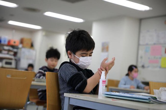 Chuyên gia Nhật Bản cảnh báo biến thể Omicron nguy hiểm hơn với trẻ em - Ảnh 1.