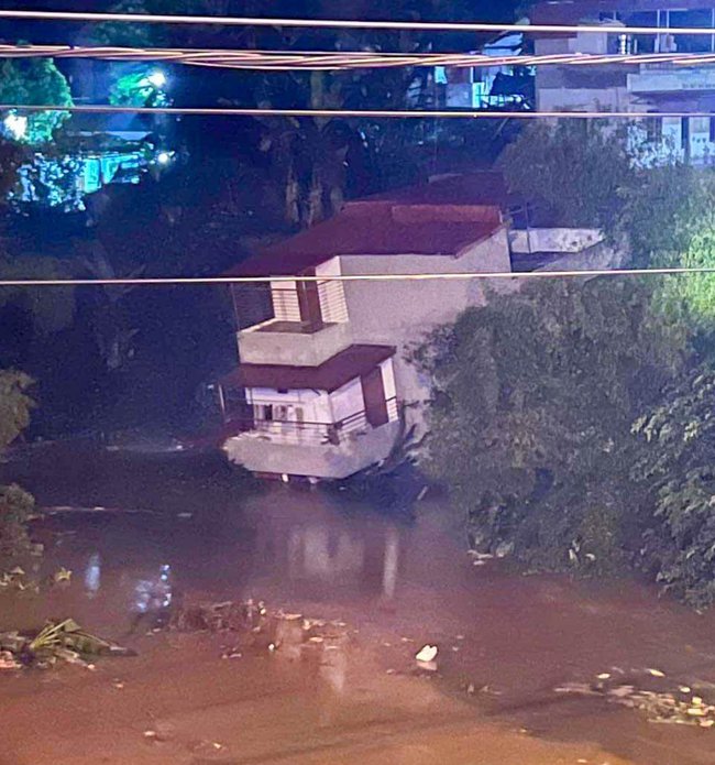 Lạng Sơn: 3 ngôi nhà đổ sập xuống sông trong đêm - Ảnh 3.