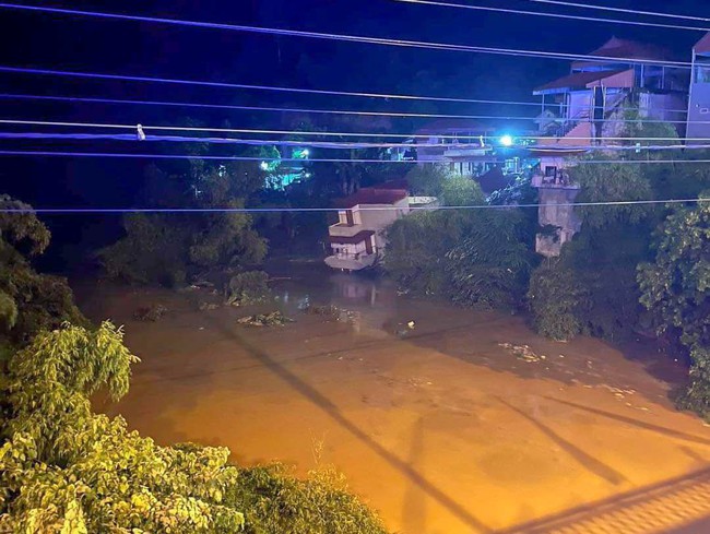 Lạng Sơn: 3 ngôi nhà đổ sập xuống sông trong đêm - Ảnh 2.