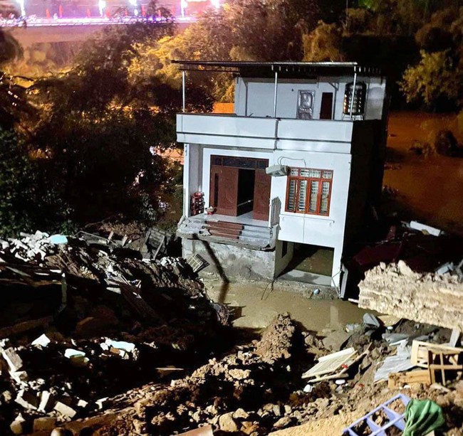 Lạng Sơn: 3 ngôi nhà đổ sập xuống sông trong đêm - Ảnh 1.