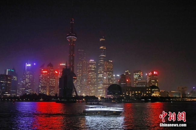 Trung Quốc: Tàu điện ngầm, đường phố, Bến Thượng Hải chìm trong bóng tối để tiết kiệm điện - Ảnh 8.