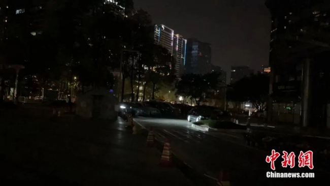 Trung Quốc: Tàu điện ngầm, đường phố, Bến Thượng Hải chìm trong bóng tối để tiết kiệm điện - Ảnh 7.