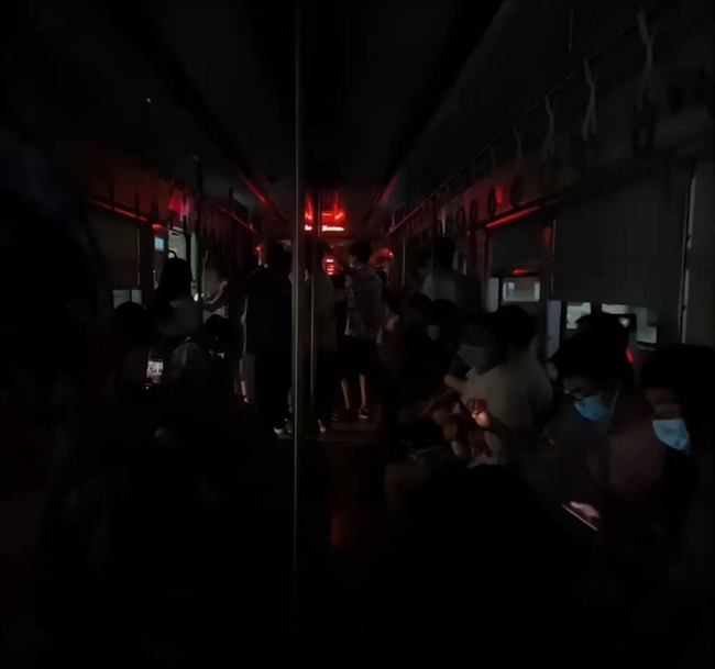Trung Quốc: Tàu điện ngầm, đường phố, Bến Thượng Hải chìm trong bóng tối để tiết kiệm điện - Ảnh 3.