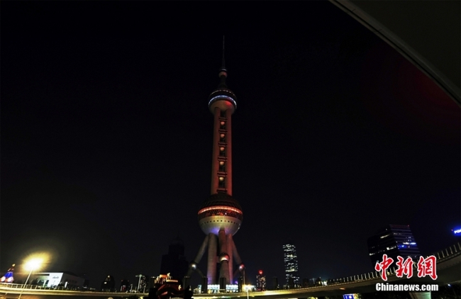 Trung Quốc: Tàu điện ngầm, đường phố, Bến Thượng Hải chìm trong bóng tối để tiết kiệm điện - Ảnh 9.