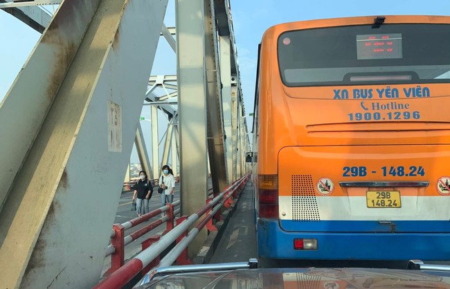 Hà Nội: Tai nạn giao thông nghiêm trọng, 5 ô tô đâm nhau trên cầu Chương Dương - Ảnh 1.