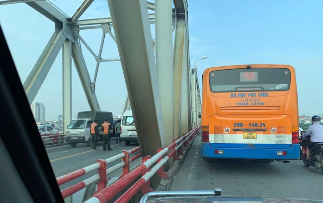 Hà Nội: Tai nạn giao thông nghiêm trọng, 5 ô tô đâm nhau trên cầu Chương Dương - Ảnh 2.