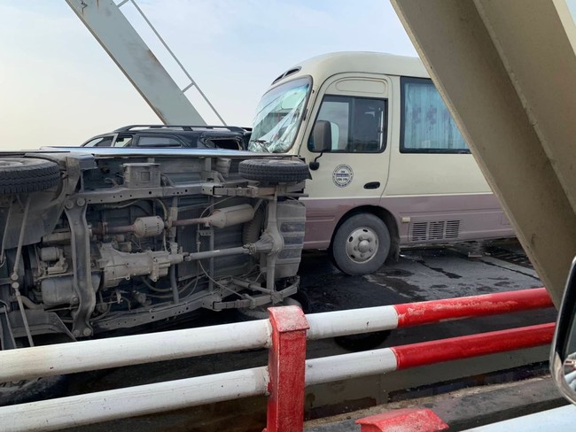Hà Nội: Tai nạn giao thông nghiêm trọng, 5 ô tô đâm nhau trên cầu Chương Dương - Ảnh 4.