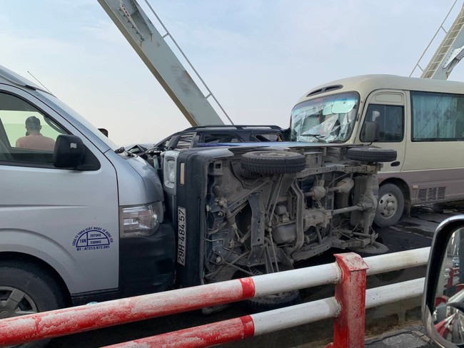 Hà Nội: Tai nạn giao thông nghiêm trọng, 5 ô tô đâm nhau trên cầu Chương Dương - Ảnh 5.
