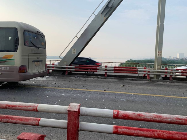 Hà Nội: Tai nạn giao thông nghiêm trọng, 5 ô tô đâm nhau trên cầu Chương Dương - Ảnh 6.