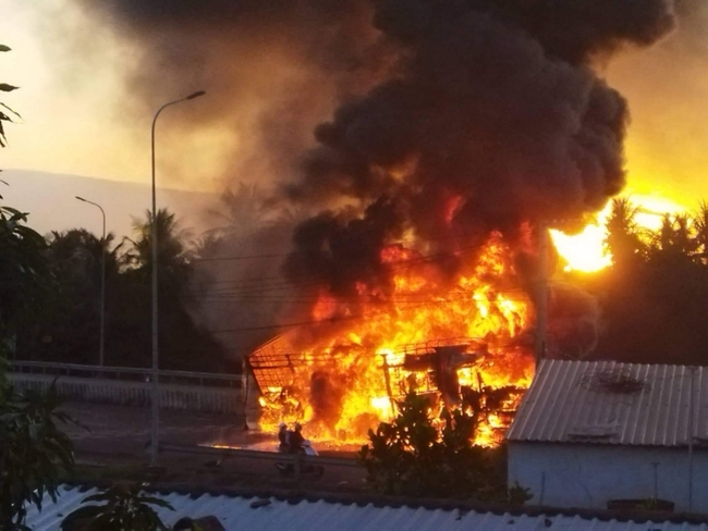 Phú Yên: Xe tải tự bốc cháy khi lưu thông trên Quốc lộ 1A - Ảnh 2.
