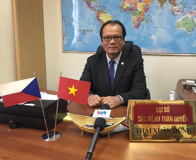 Đại sứ quán Việt Nam tại CH Séc ghi bị chú nơi sinh vào hộ chiếu mẫu mới - Ảnh 2.