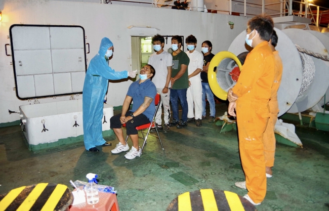 Cứu vớt 8 thuyền viên Myanmar bị nạn trên biển - Ảnh 1.