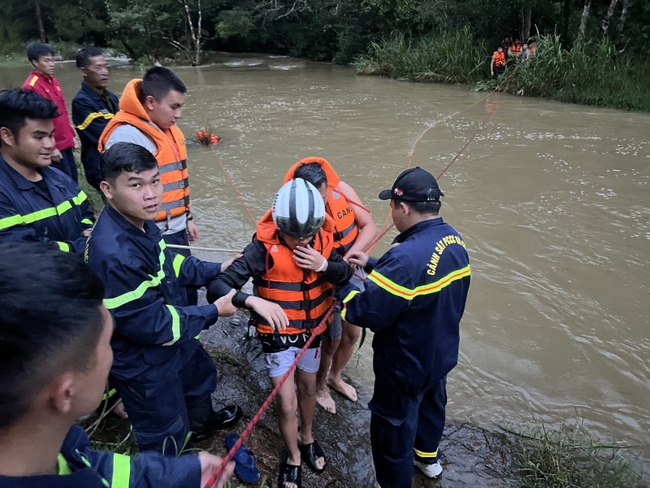 Giải cứu 10 người bị mắc kẹt giữa rừng do nước lũ đột ngột dâng cao - Ảnh 1.