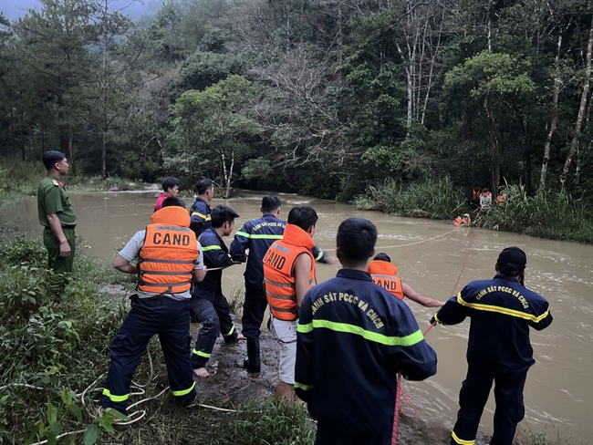 Giải cứu 10 người bị mắc kẹt giữa rừng do nước lũ đột ngột dâng cao - Ảnh 2.