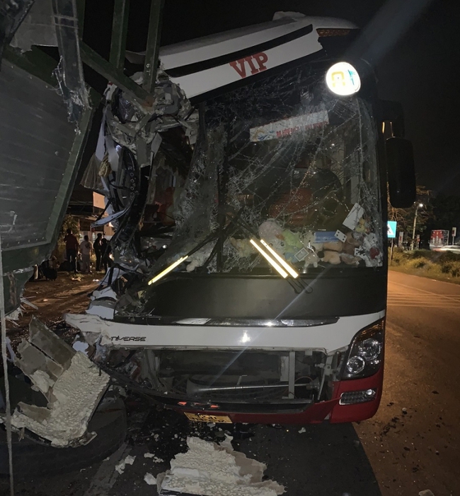 Xe khách tông vào đuôi xe tải ở Bình Thuận - Ảnh 2.