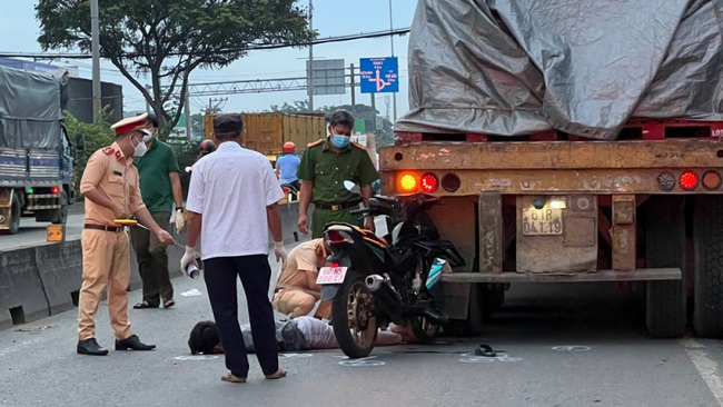 Tông vào ô tô đang đậu ngã ra đường, nam thanh niên ở Bình Dương bị xe tải cán tử vong - Ảnh 2.