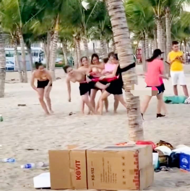 Quảng Ninh: Xác minh nhóm nữ du khách cởi áo ngực chơi team building - Ảnh 1.
