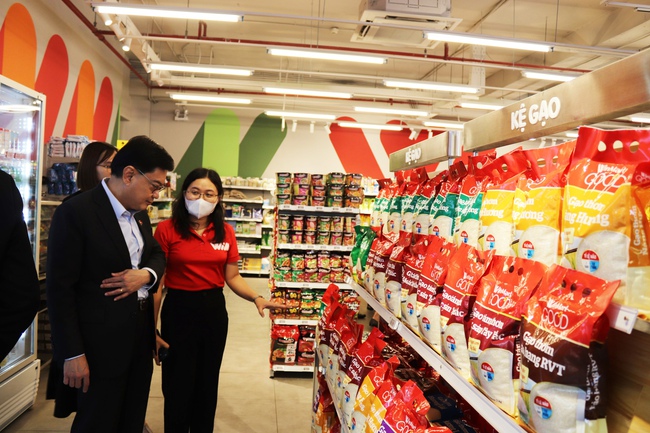 Phó Thủ tướng Singapore thăm cửa hàng WIN của Tập đoàn Masan - Ảnh 1.