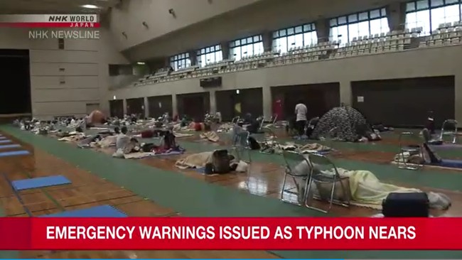 Nhật Bản hối thúc gần 2 triệu người sơ tán để ứng phó với siêu bão Nanmadol - Ảnh 2.