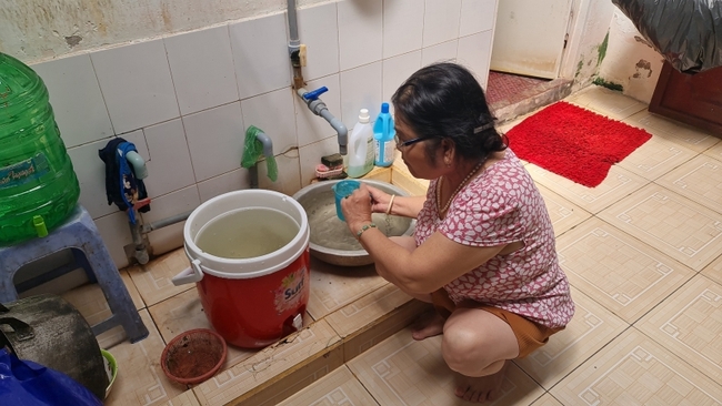 Người dân ở TP Cà Mau phải dùng nước đục ngầu sinh hoạt - Ảnh 1.