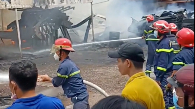 Nhà xưởng công ty gỗ ở Bình Dương bốc cháy, công nhân tháo chạy thoát thân - Ảnh 1.
