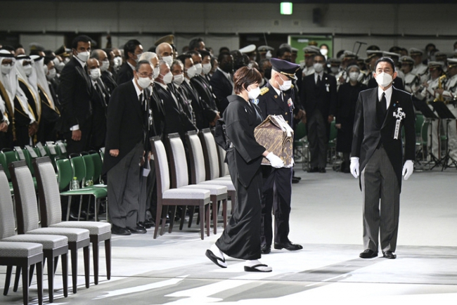 Quốc tang cố thủ tướng Abe diễn ra trang trọng, xúc động - Ảnh 3.