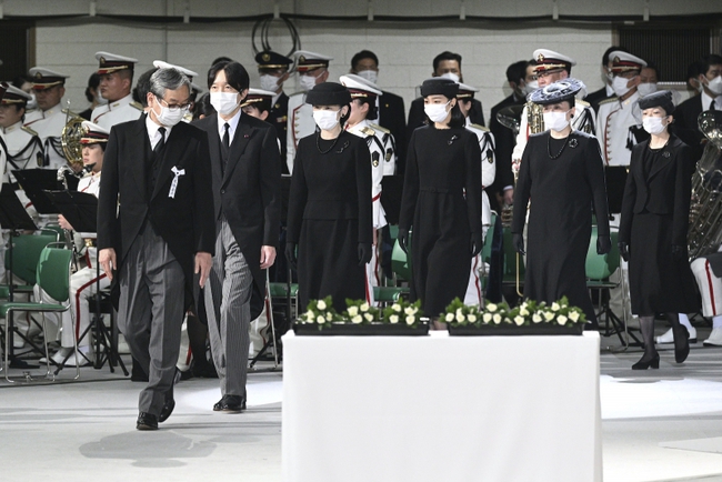 Quốc tang cố thủ tướng Abe diễn ra trang trọng, xúc động - Ảnh 4.