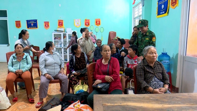 Quảng Nam: Người già, trẻ em, người đau ốm được đưa đến nơi trú ẩn an toàn - Ảnh 2.